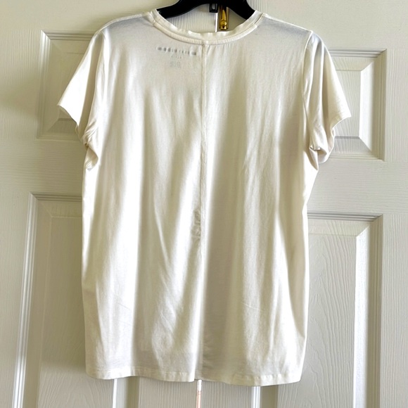 💋SALE💋DKNY Off-White Short Sleeves T-shirt with Scoop Neck, DKNY Logo. Size M. - Picture 2 of 5